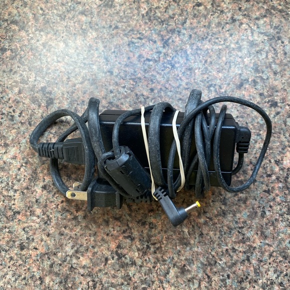 Philips PET710 Portable DVD Player (7") & Rechargeable Battery Pack - Picture 4 of 4